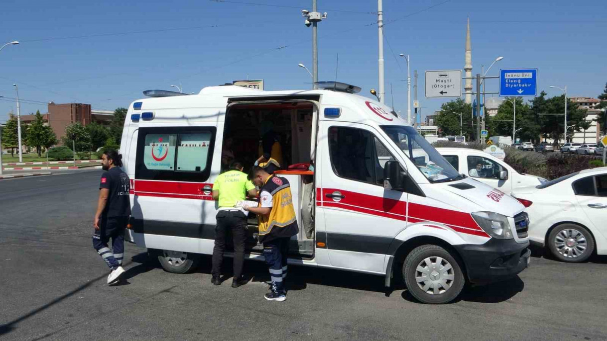 4 kişinin yaralandığı kazada şoka giren sürücü araçtan inmek istemedi