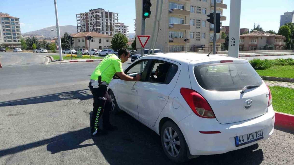 4 kişinin yaralandığı kazada şoka giren sürücü araçtan inmek istemedi