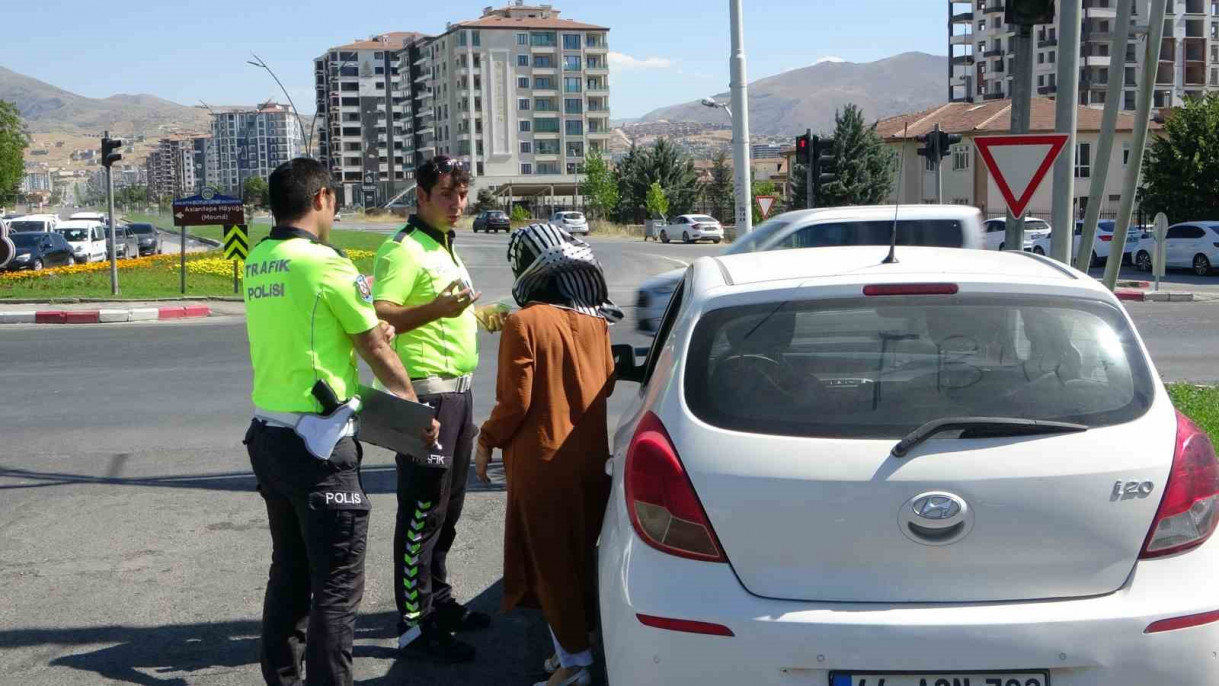 4 kişinin yaralandığı kazada şoka giren sürücü araçtan inmek istemedi