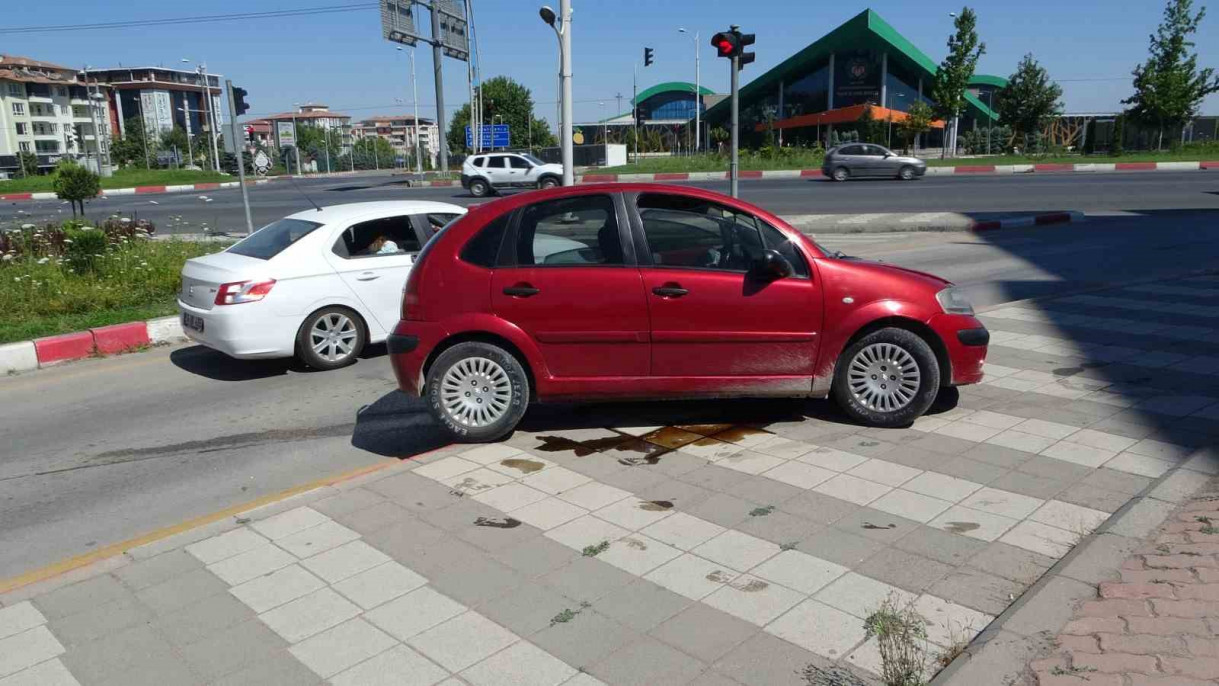 Kontrolden çıkan araç refüje çarptı: 2 yaralı