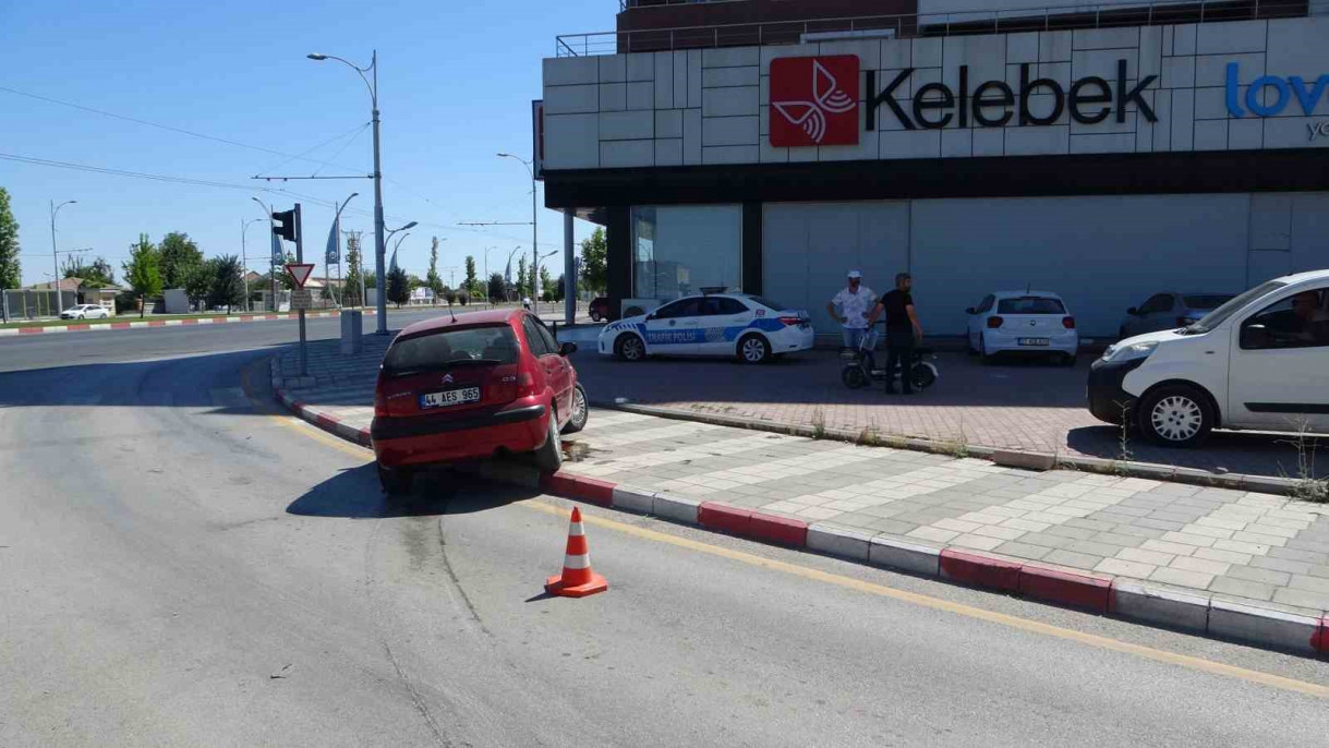 Kontrolden çıkan araç refüje çarptı: 2 yaralı