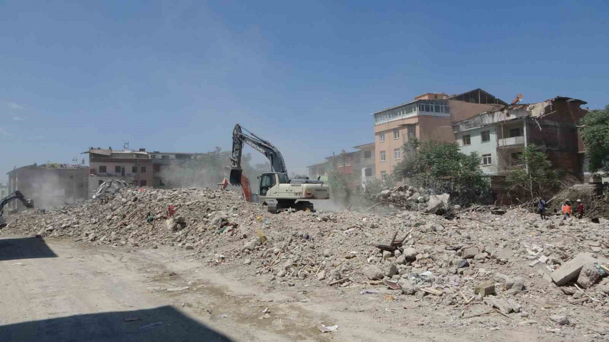 Ağır hasarlı binaların yıkıldığı Aslantepe Caddesi tarlaya döndü