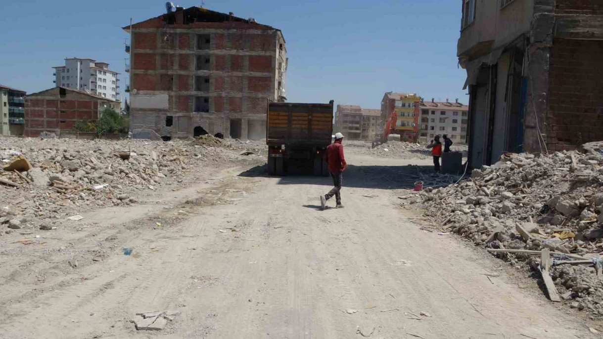 Ağır hasarlı binaların yıkıldığı Aslantepe Caddesi tarlaya döndü