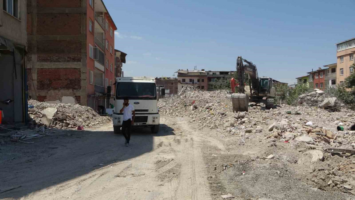 Ağır hasarlı binaların yıkıldığı Aslantepe Caddesi tarlaya döndü