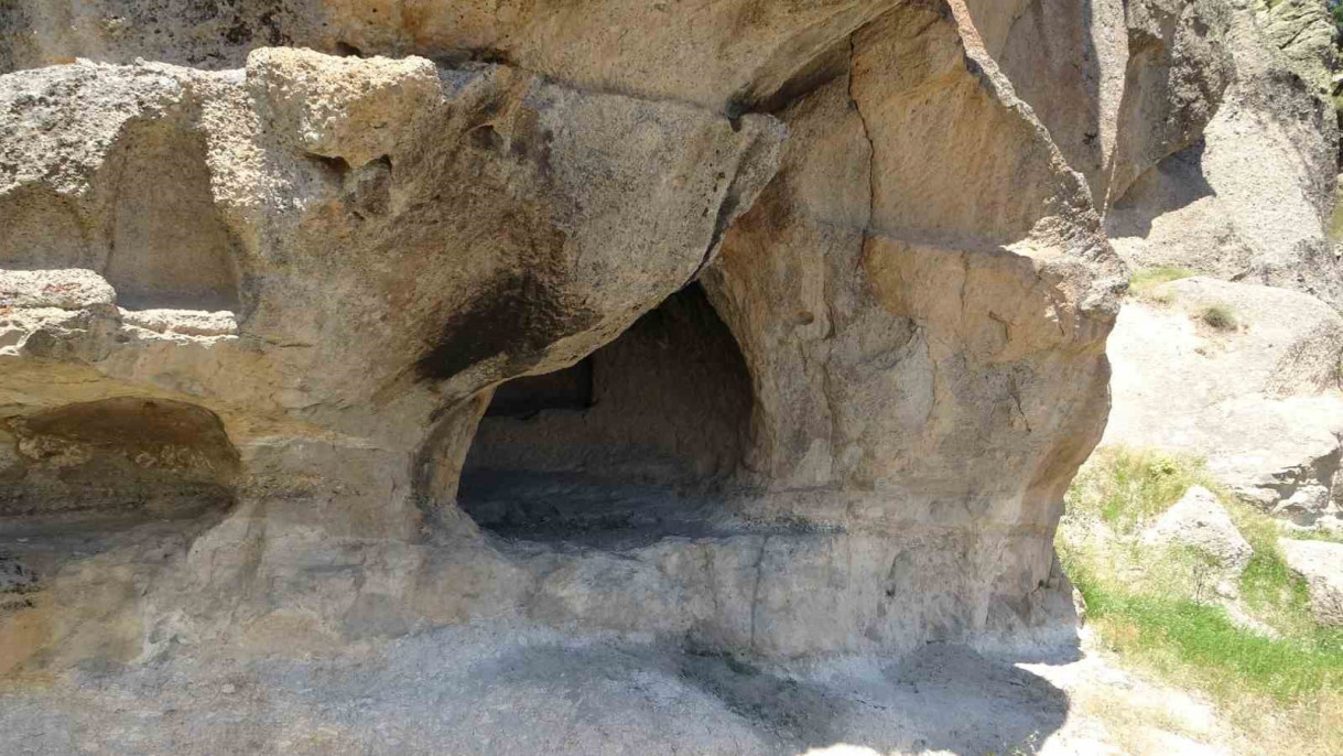 2 bin yıllık kaya mezarları keşfedilmeyi bekliyor