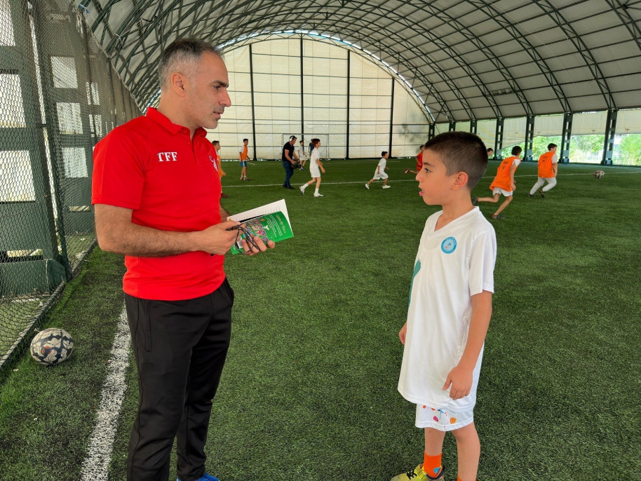 Futbol kursunda kitap okuma etkinliği