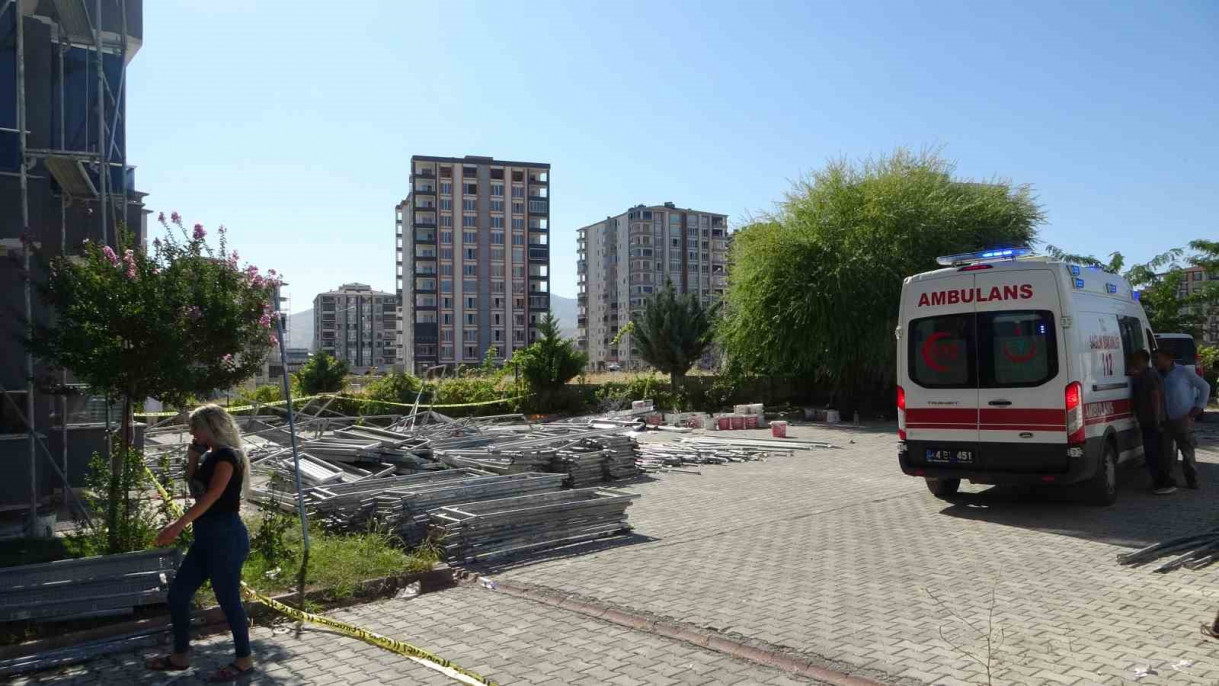 Malatya'da inşaat iskelesi çöktü: 3 işçi ağır yaralandı