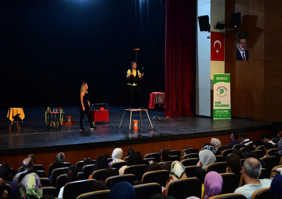 Yeşilyurt'ta 'Cambaz Mithat' sirk gösterisi