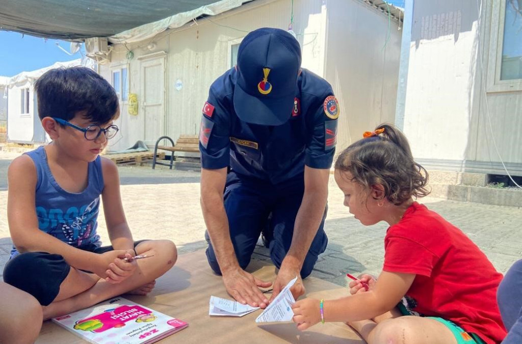 Depremzede çocuklara jandarma şefkati