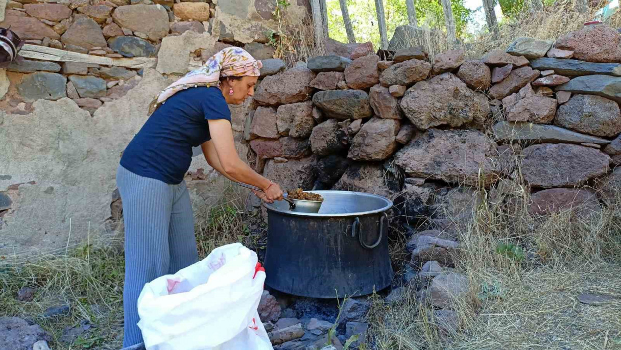 Sakin şehir Arapgir'de dut pekmezi geleneği sürdürülüyor