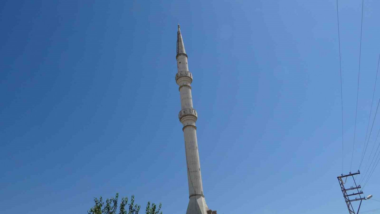 Yıkılan caminin minaresindeki hilali almak için her gece minareye tırmanıyor