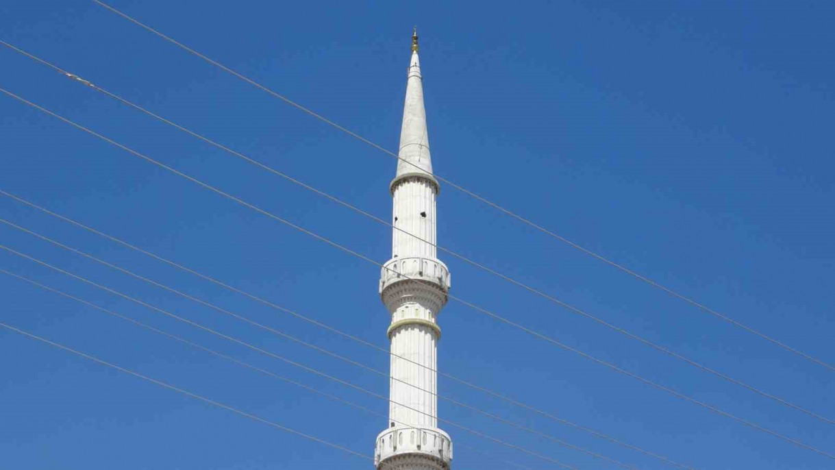 Yıkılan caminin minaresindeki hilali almak için her gece minareye tırmanıyor