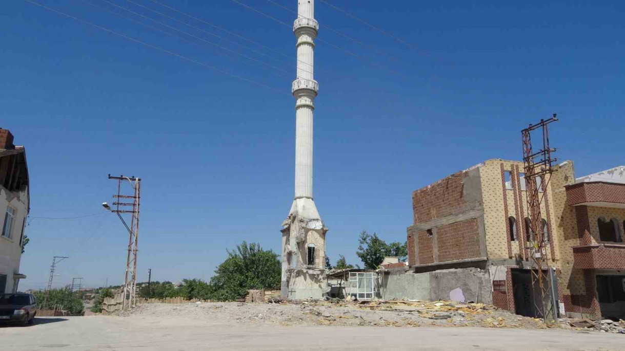 Yıkılan caminin minaresindeki hilali almak için her gece minareye tırmanıyor