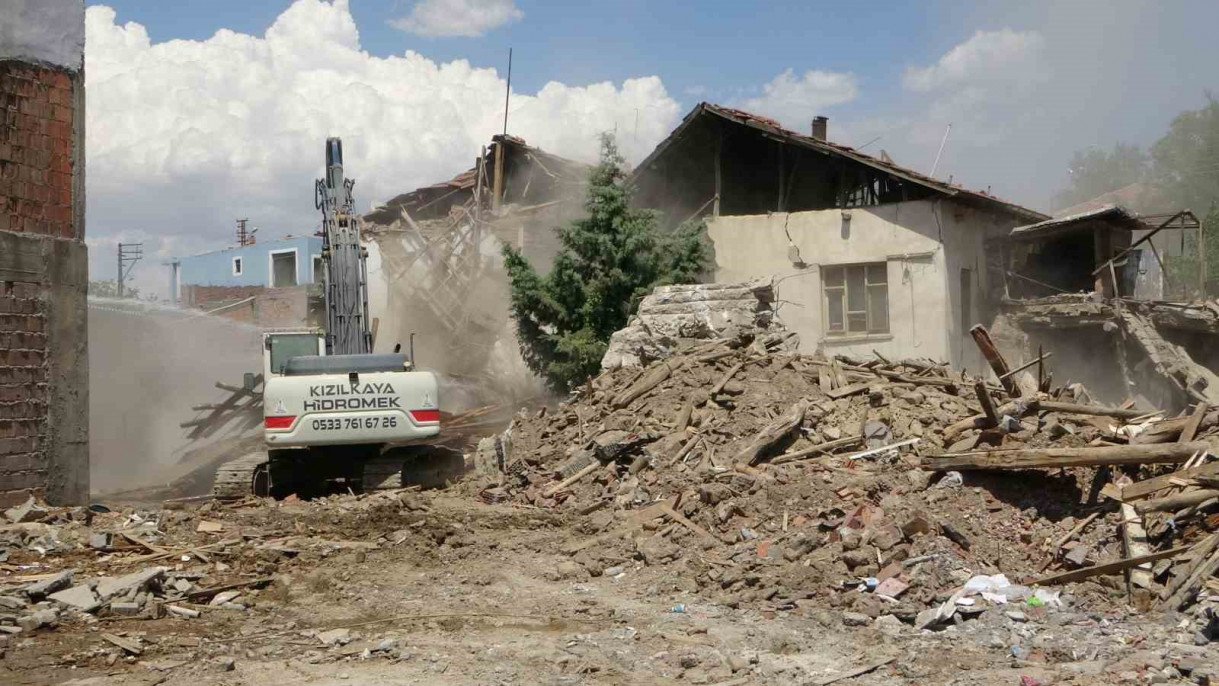 Malatya'da ağır hasarlı binaların yıkım işlemleri sürüyor