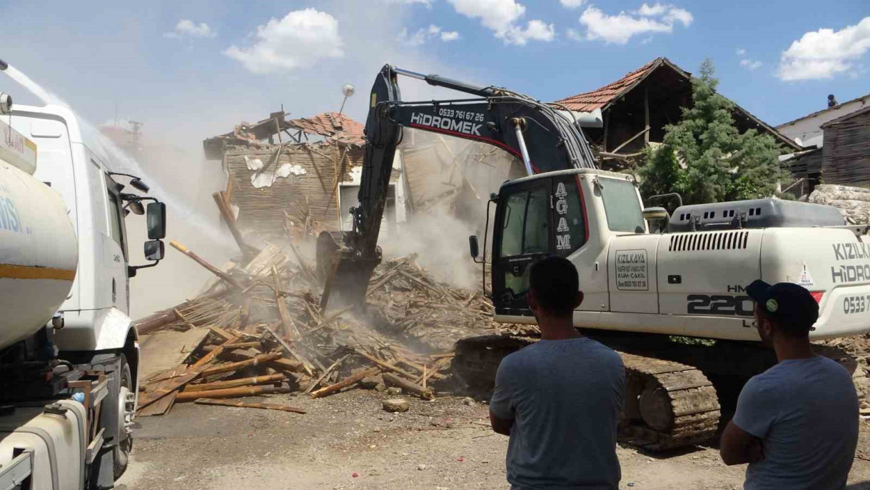 Malatya'da ağır hasarlı binaların yıkım işlemleri sürüyor