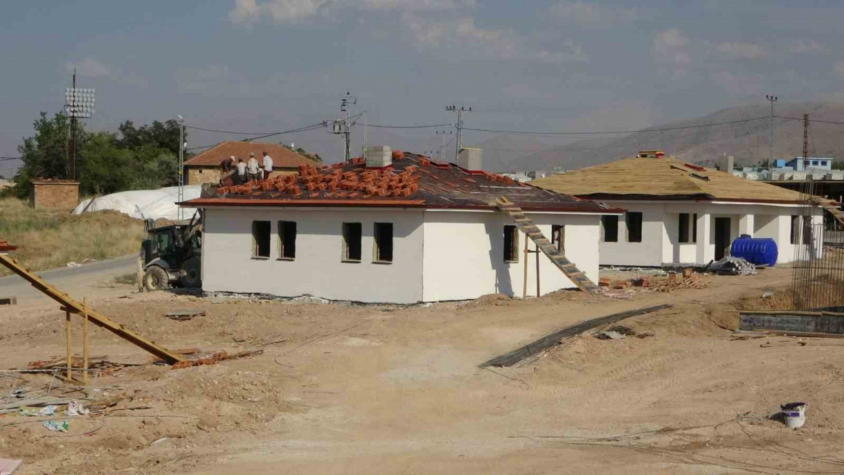 Deprem bölgesi Malatya'da köy evlerinden sona gelindi