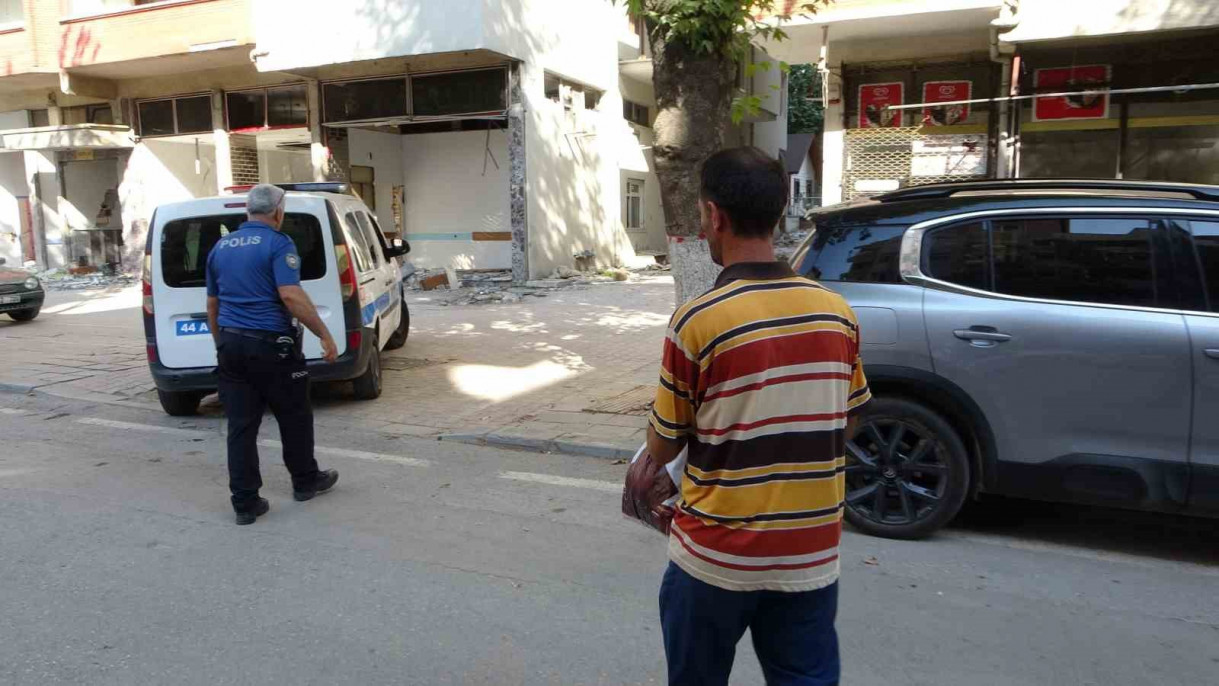 Ağır hasarlı binadaki asansörü sökmeye çalışan işçi 4'üncü kattan düştü