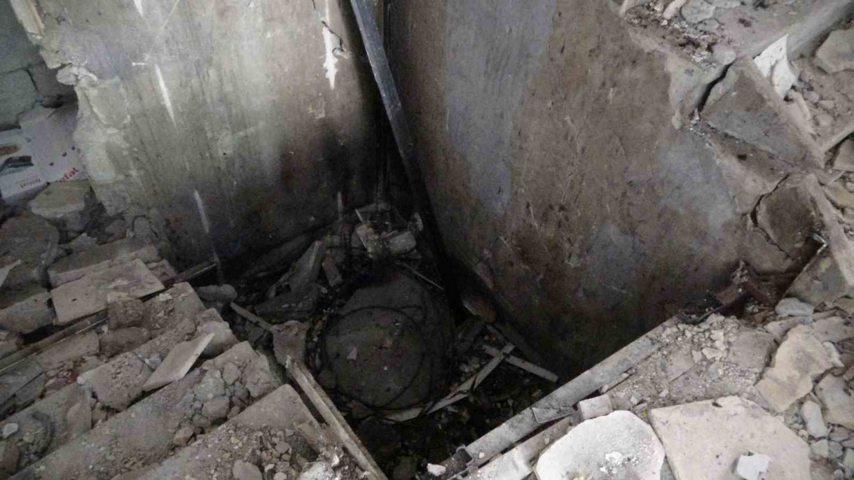 Ağır hasarlı binadaki asansörü sökmeye çalışan işçi 4'üncü kattan düştü