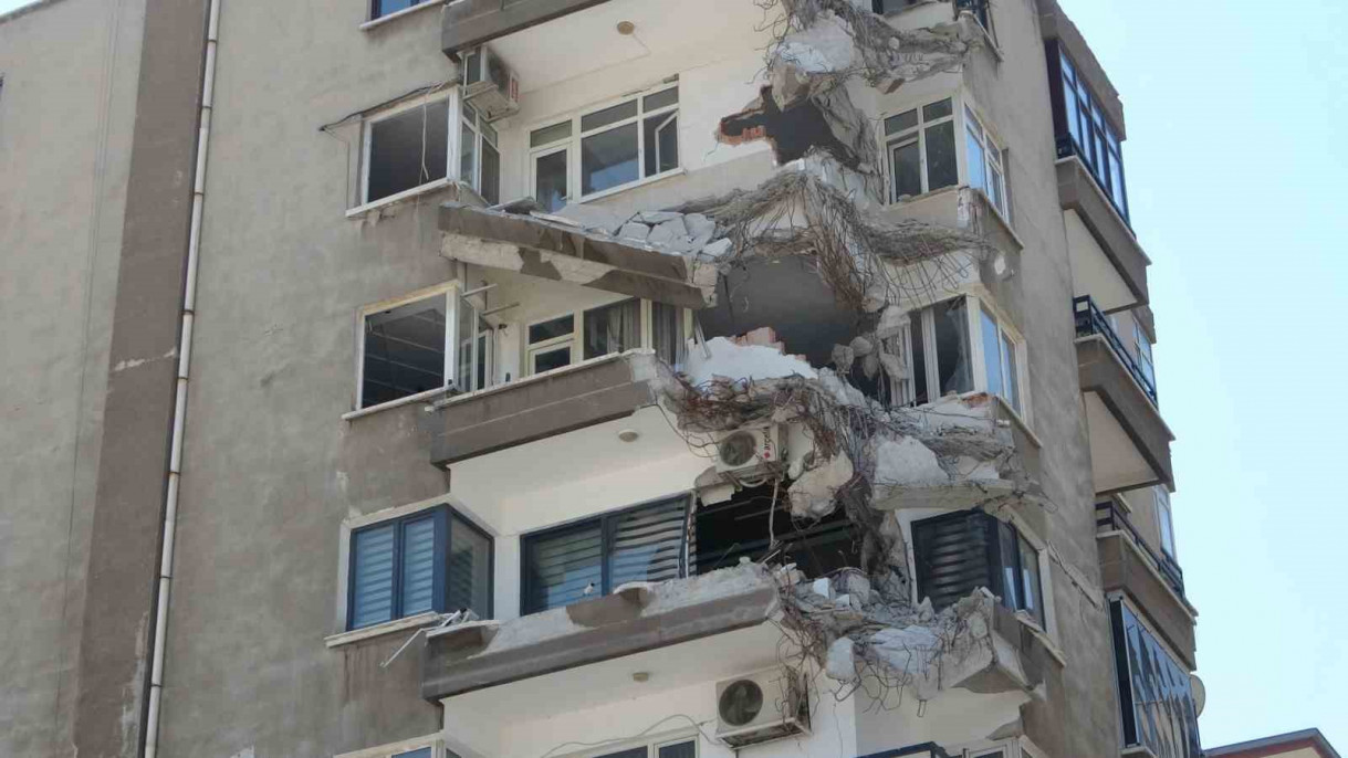 Malatya'da bir bölümü yıkılan bina tehlike saçıyor