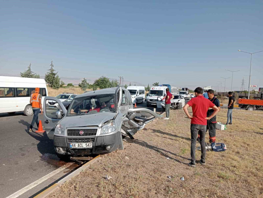 Hafif ticari araç ile otomobil çarpıştı: 3 yaralı