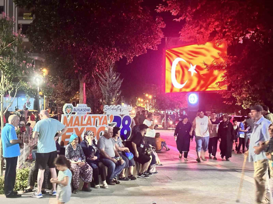 Malatya'da deprem sonrası büyük korku yaşayan vatandaşlar parklara akın etti