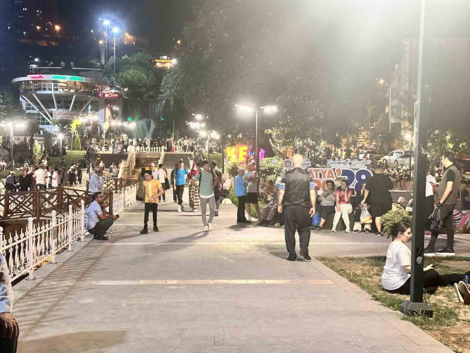 Malatya'da deprem sonrası büyük korku yaşayan vatandaşlar parklara akın etti