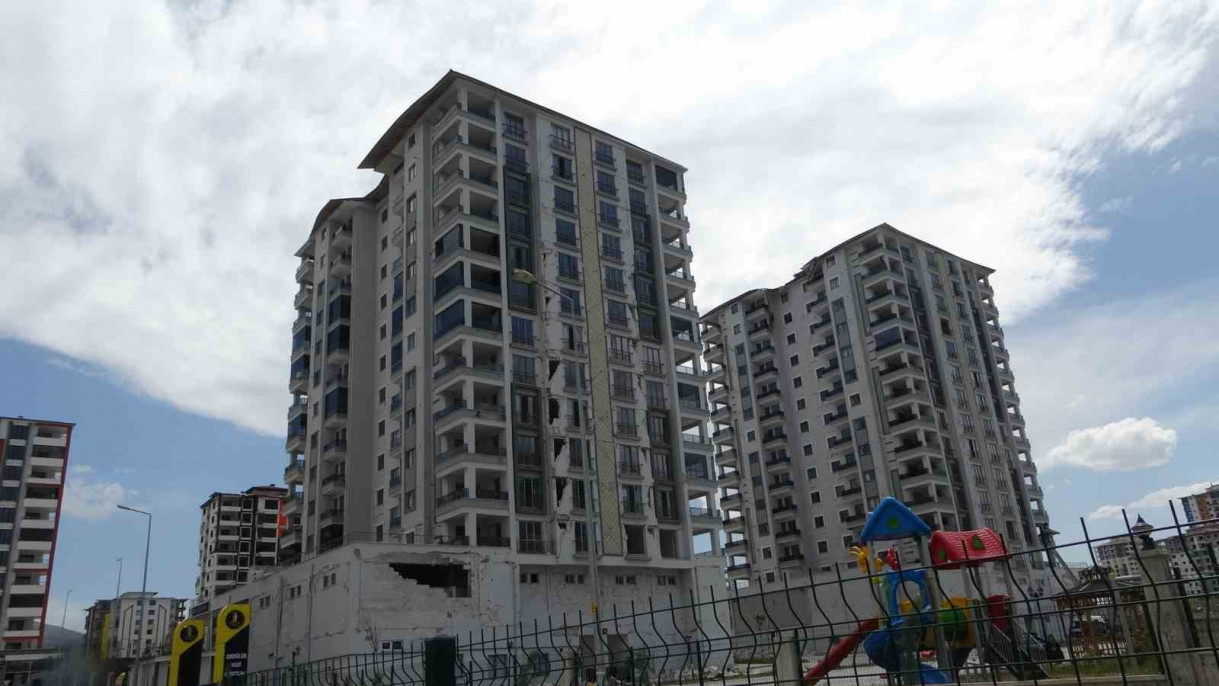 Malatya'da ağır hasarlı milyonluk binaların dinamitle yıkımına başlanıyor