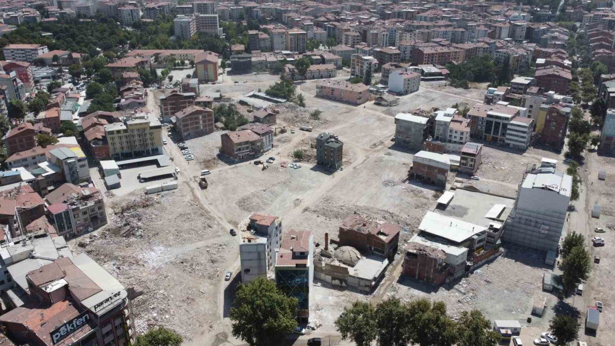 Malatya'da enkazlar kaldırıldıkça binaların yerini boş araziler aldı