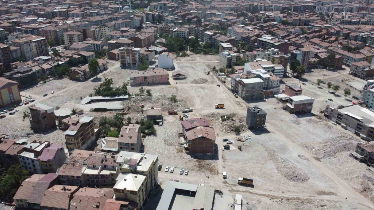 Malatya'da enkazlar kaldırıldıkça binaların yerini boş araziler aldı