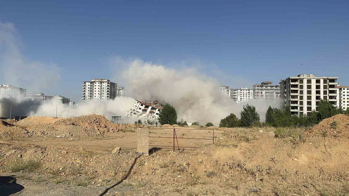 Malatya'da yüksek katlı binaların patlatılarak yıkılmasına başlanıldı