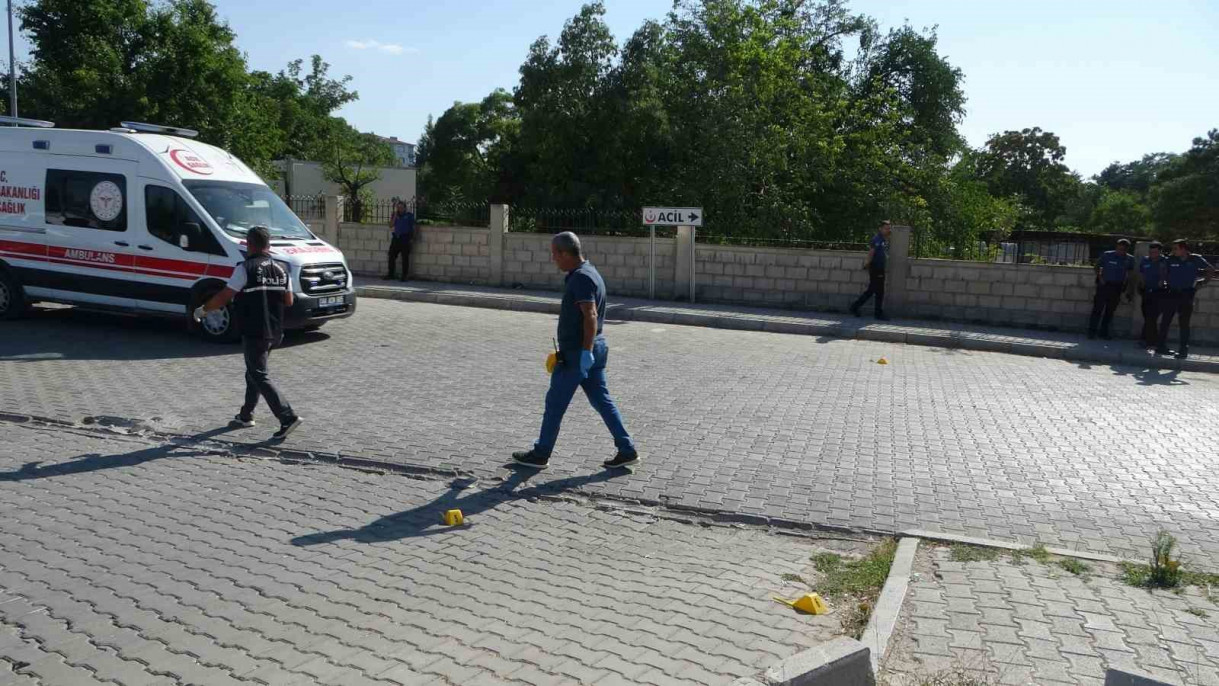 Husumetlisini hastane otoparkında başından vurdu