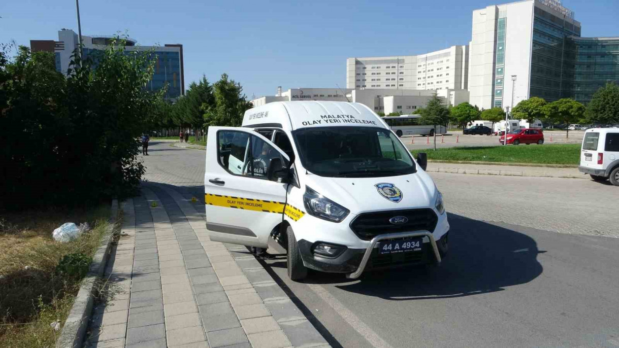 Husumetlisini hastane otoparkında başından vurdu