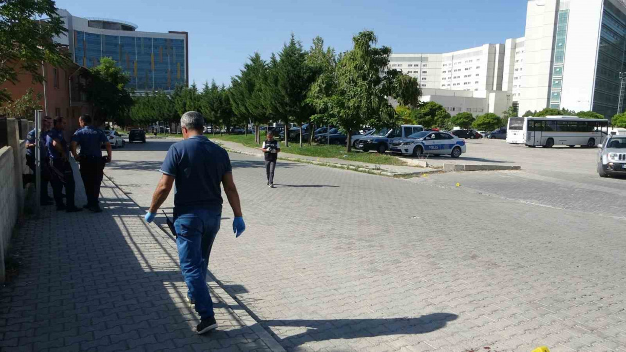 Husumetlisini hastane otoparkında başından vurdu