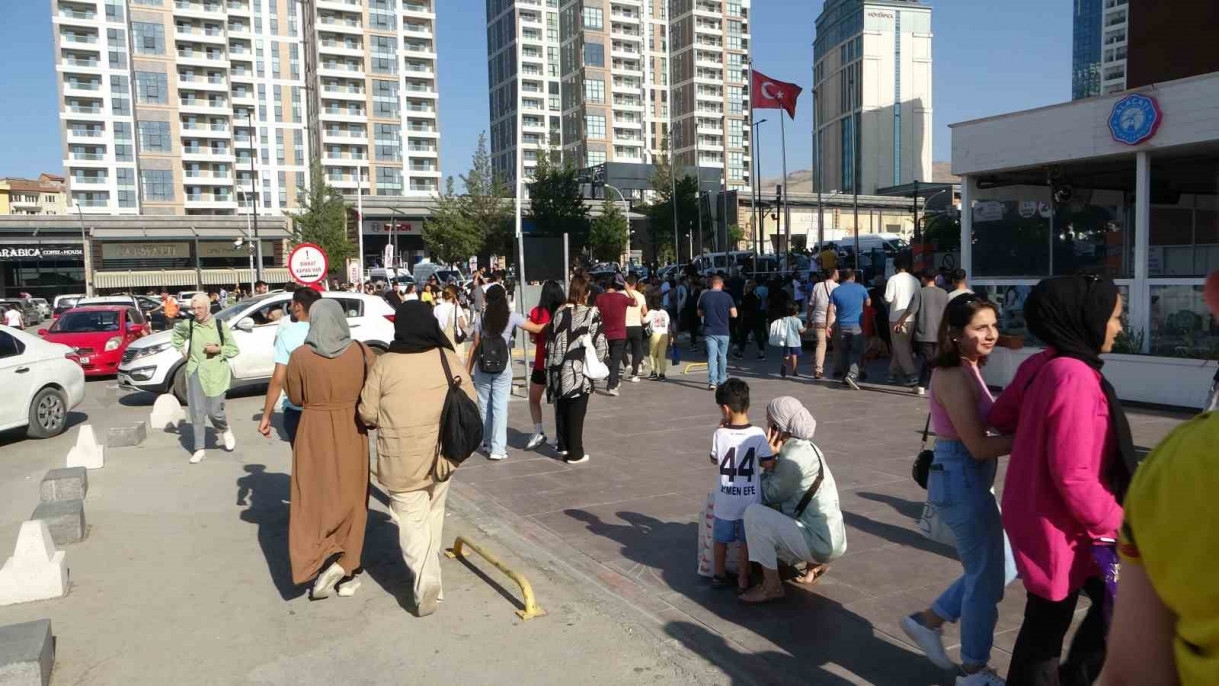 Malatya'da iki depremin ardından vatandaşlar sokağa döküldü