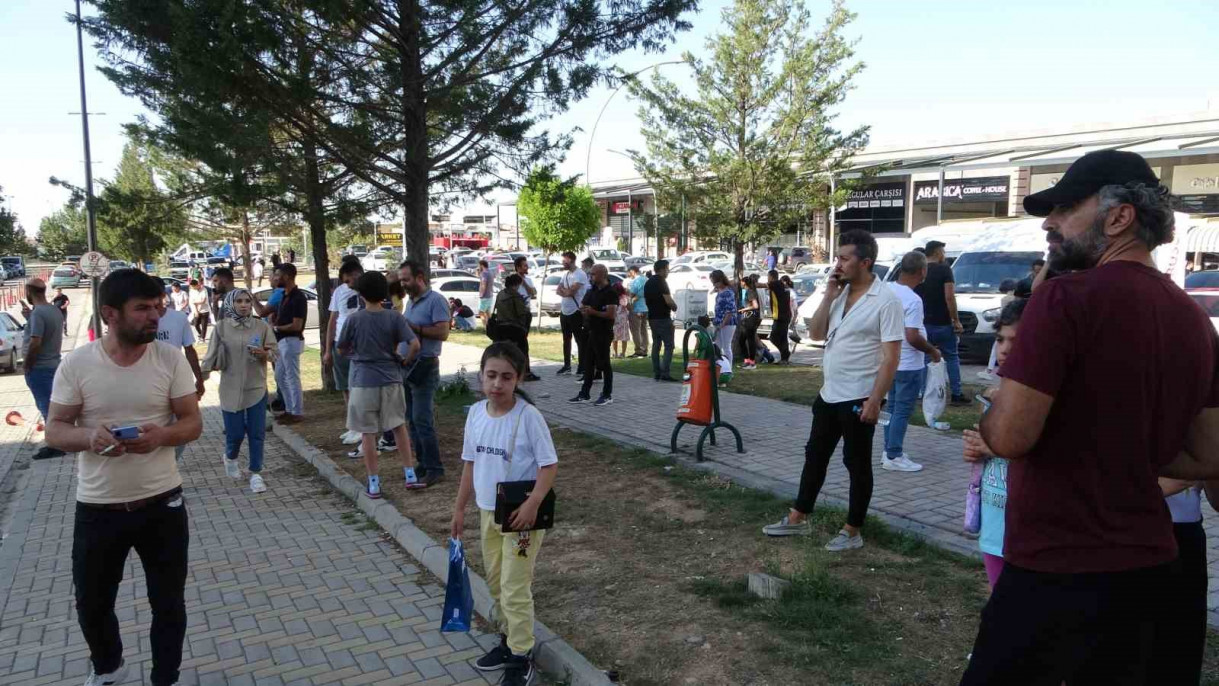 Malatya'da iki depremin ardından vatandaşlar sokağa döküldü