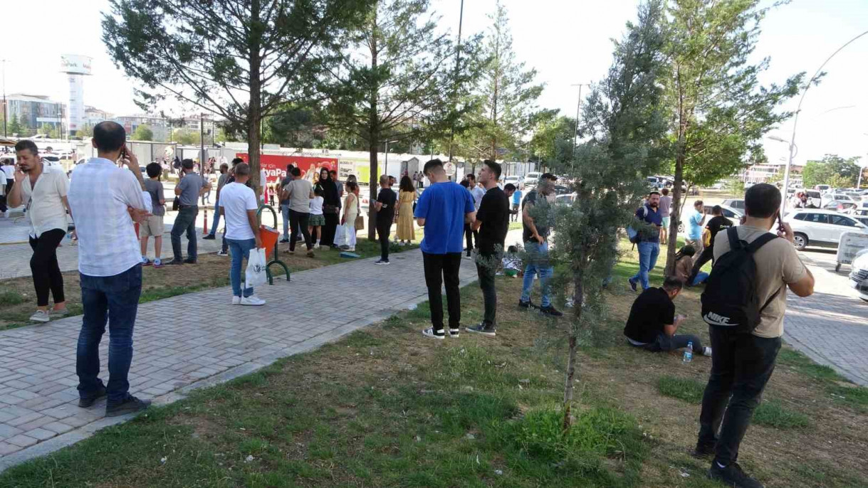 Malatya'da iki depremin ardından vatandaşlar sokağa döküldü