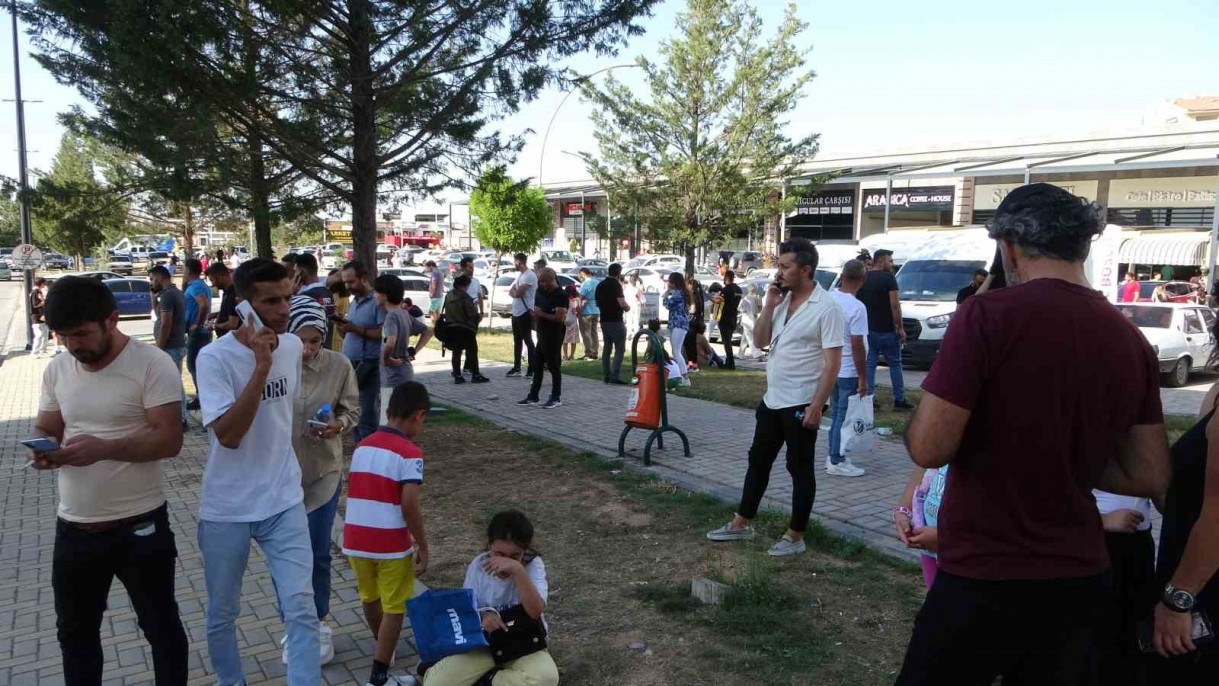 Malatya'da iki depremin ardından vatandaşlar sokağa döküldü