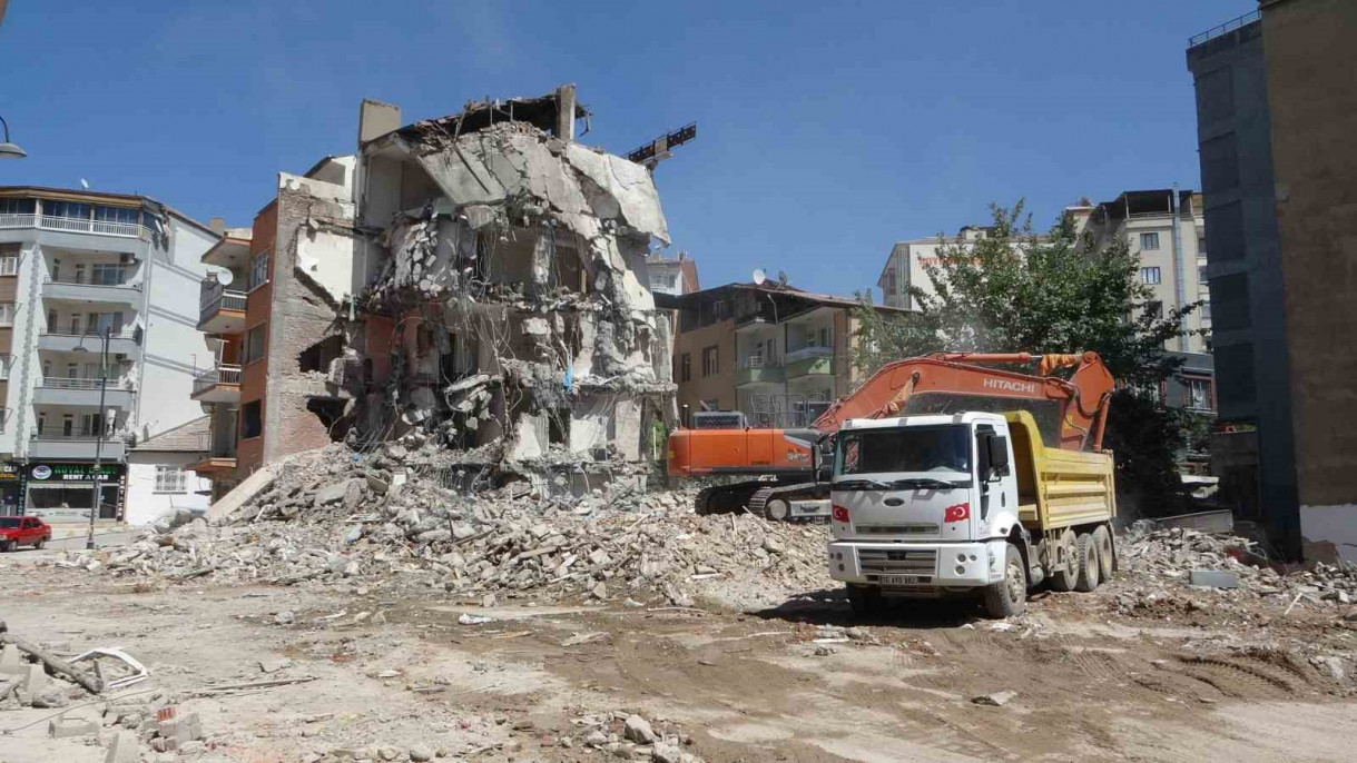 1 günde üç depremle sarsılan Malatya'da ağır hasarlı binaların yıkımlarına hız verildi