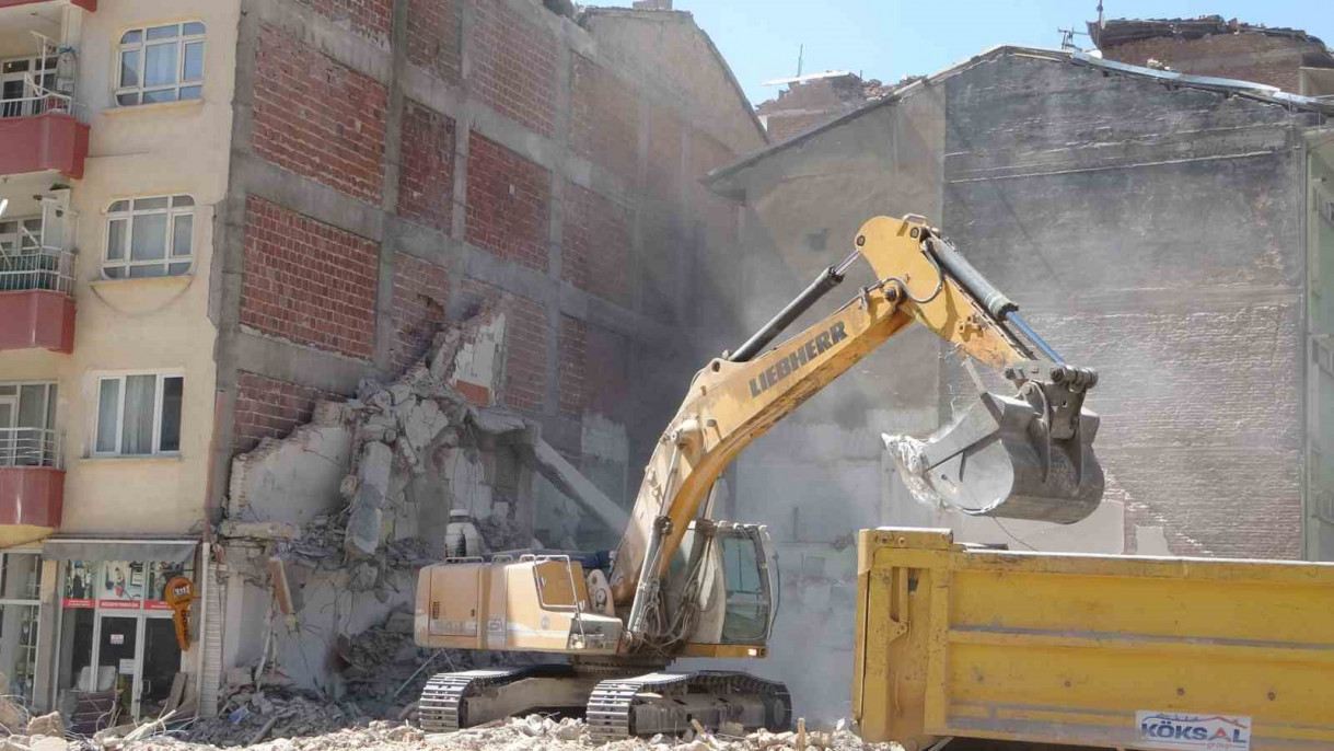 1 günde üç depremle sarsılan Malatya'da ağır hasarlı binaların yıkımlarına hız verildi