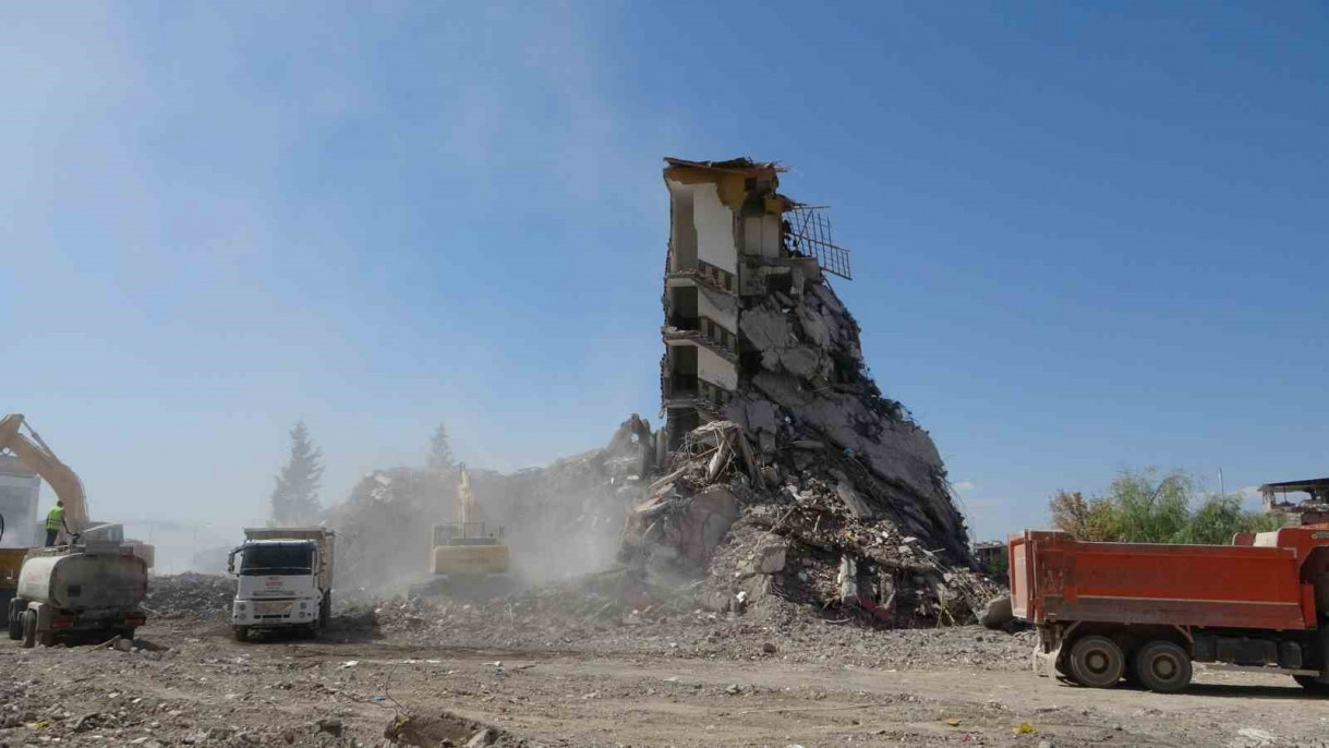 1 günde üç depremle sarsılan Malatya'da ağır hasarlı binaların yıkımlarına hız verildi