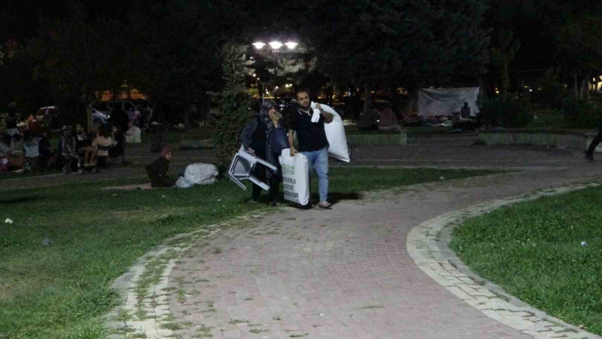 Peş peşe üç depremle sarsılan Malatyalılar park ve bahçelerde sabahlıyor