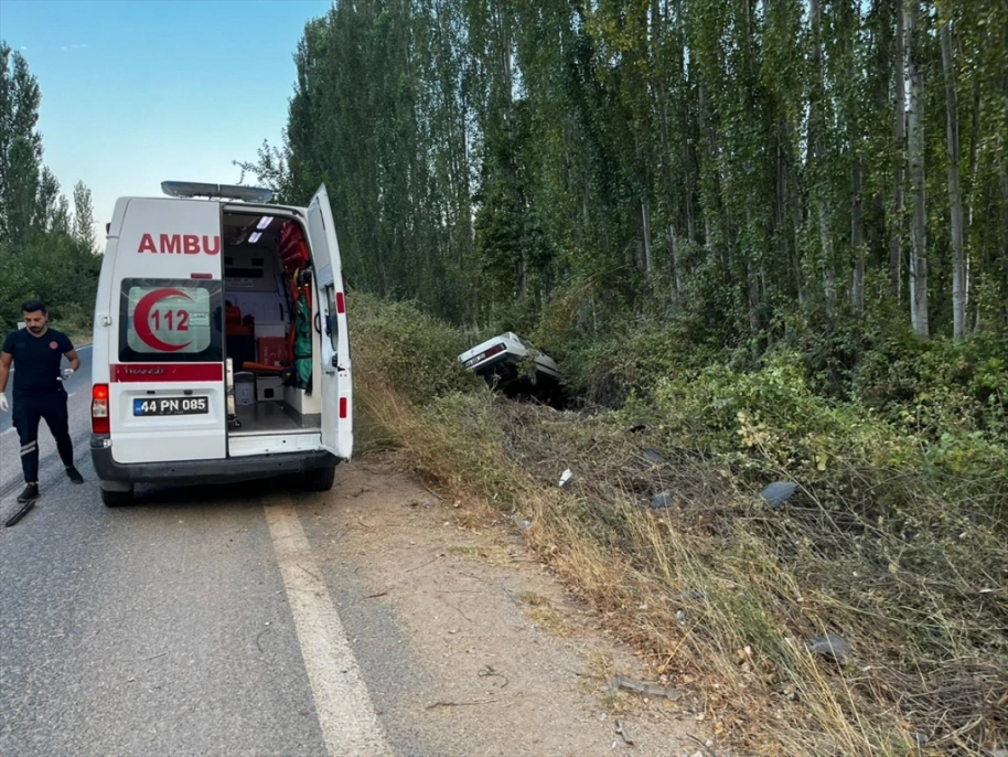 Malatya'da şarampole devrilen otomobildeki 2 kişi yaralandı