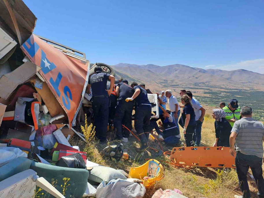 Freni patlayan kamyon şarampole devrildi: 2 ölü, 2 yaralı