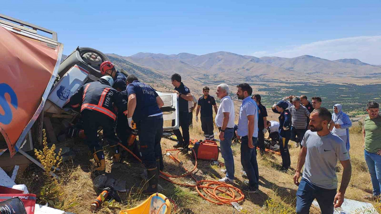 Freni patlayan kamyon şarampole devrildi: 2 ölü, 2 yaralı