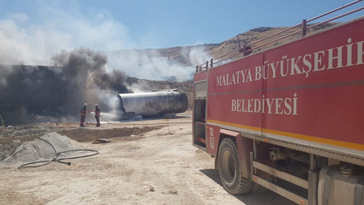 Malatya'da asfalt şantiyesinde korkutan yangın