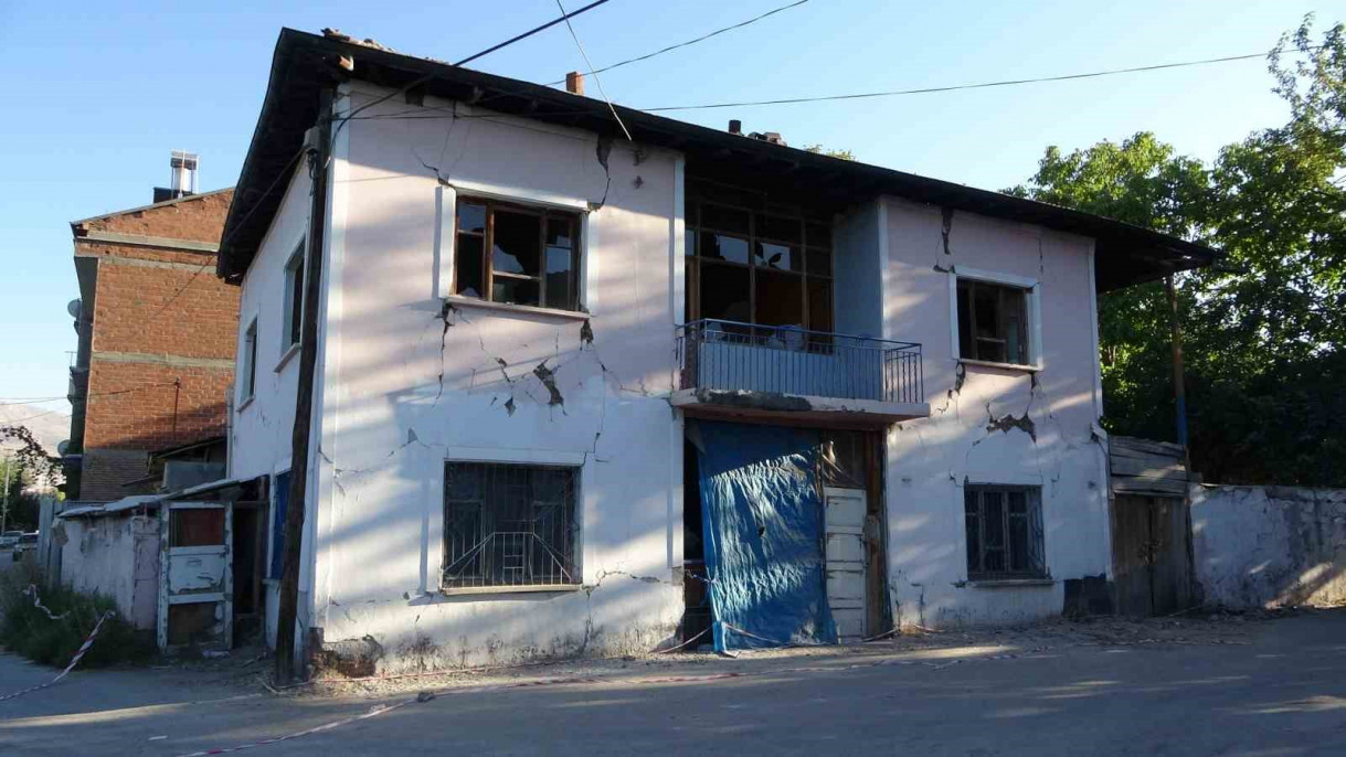 Malatya'da 5.3'lük depremde göçük meydana gelen ağır hasarlı ev korkutuyor