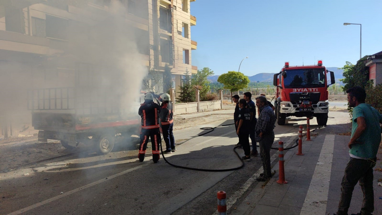 Kasasında yangın çıkan kamyonet korkuttu