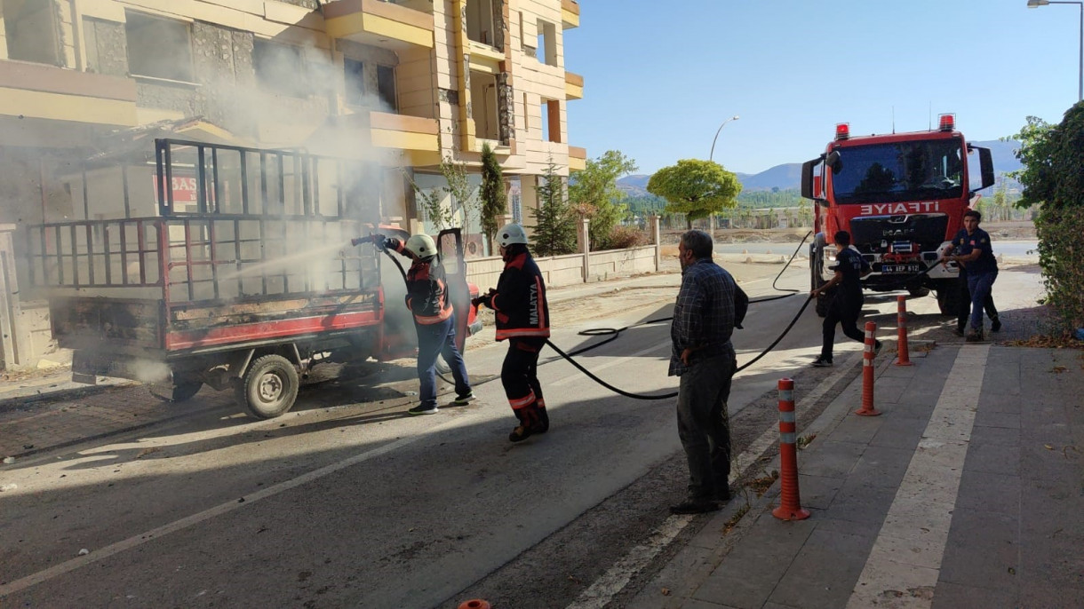 Kasasında yangın çıkan kamyonet korkuttu