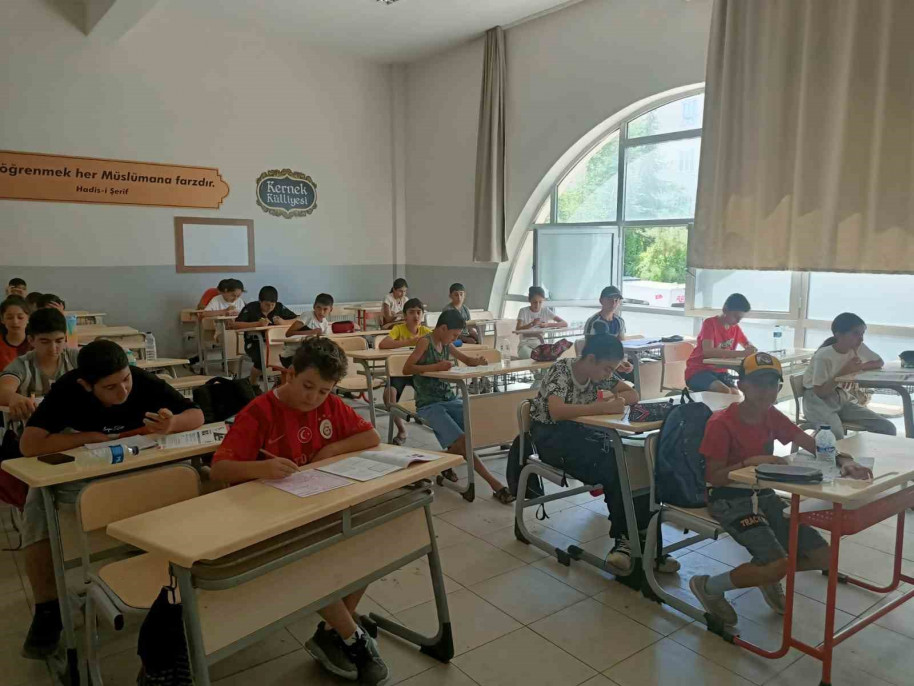 Deprem bölgesinde öğrencilere deneme sınavları