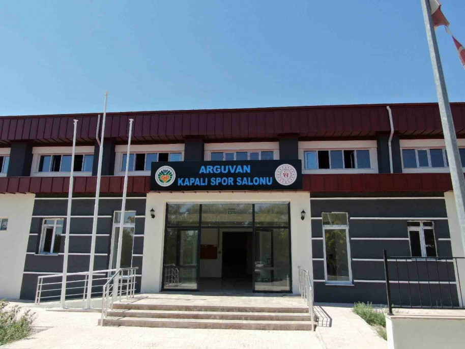 Arguvan'da 500 seyirci kapasiteli kapalı spor salonu tamamlandı